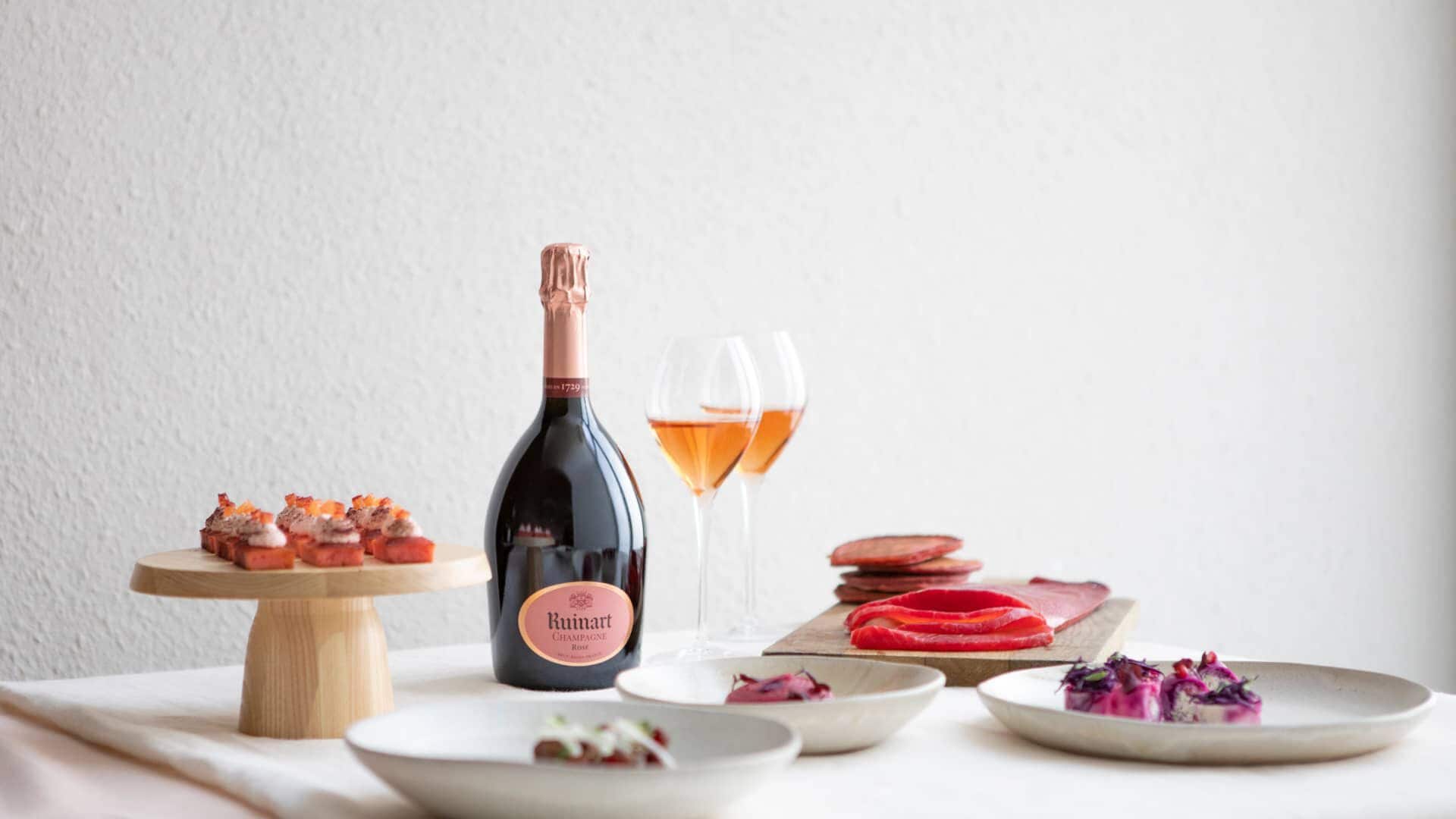Ruinart Rosé champagne og elegante kanapeer på en hvid dug