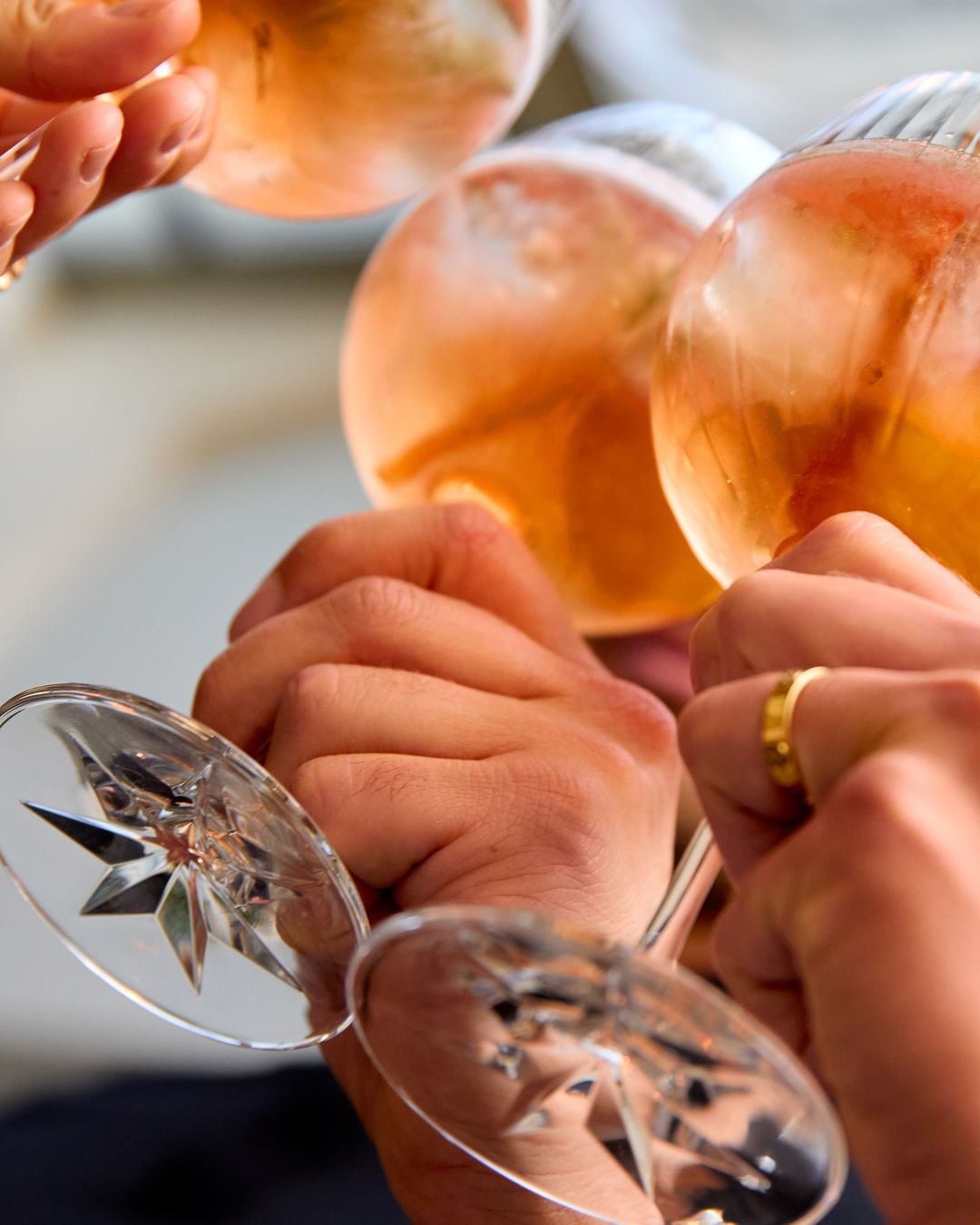 Fire personer skåler med krystalglas fyldt med Chandon Garden Spritz