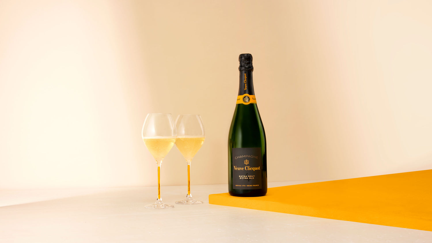 Veuve Clicquot Extra Brut Extra Old champagneflaske og to fyldte champagneglas