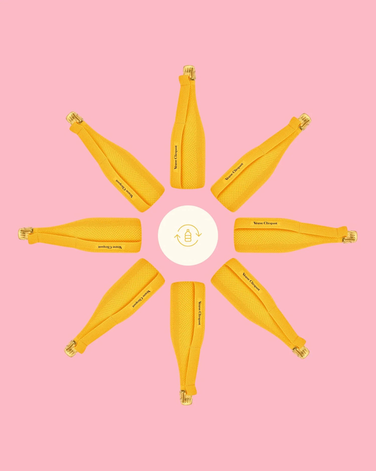 Seks Veuve Clicquot flasker i gule isolerende hylstre cirkulært arrangeret.