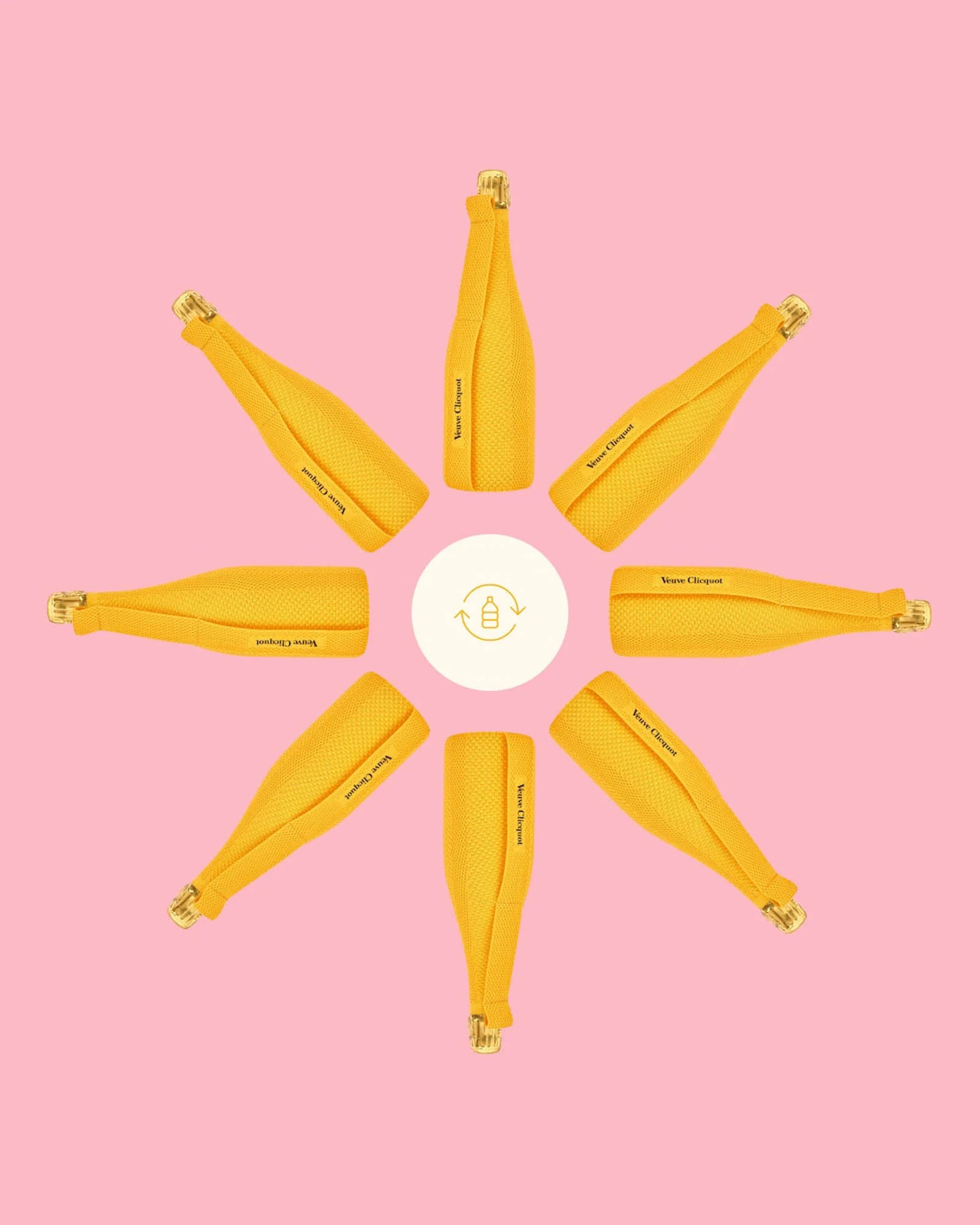 Seks Veuve Clicquot flasker i gule isolerende hylstre cirkulært arrangeret.