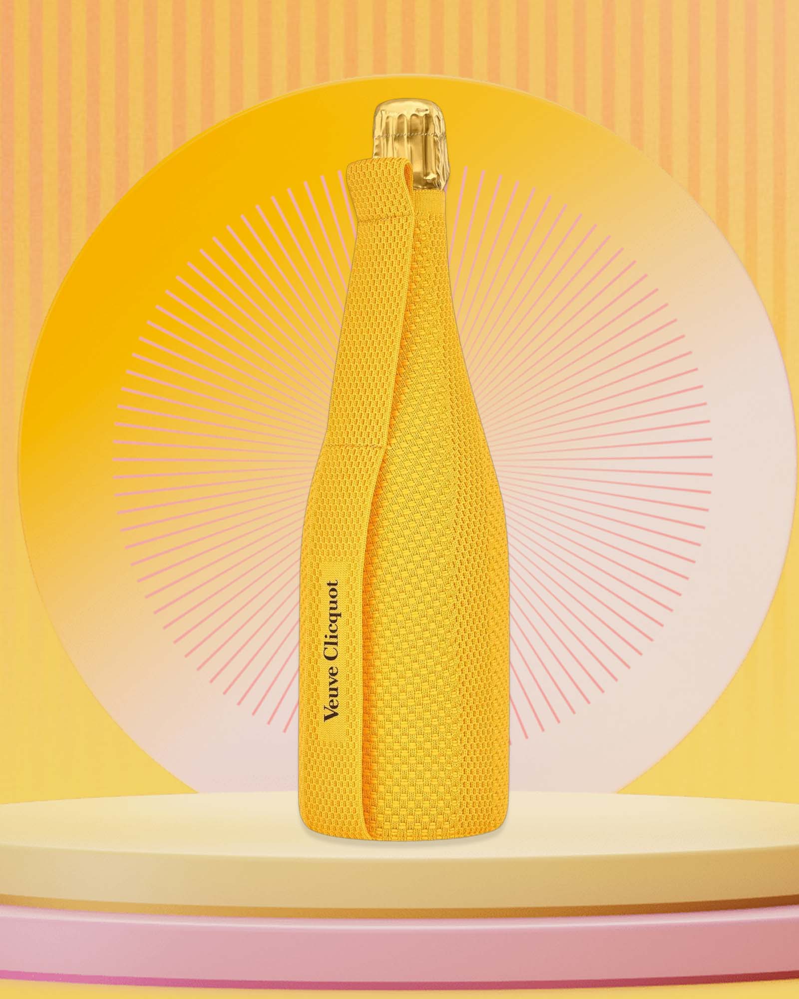 Veuve Clicquot Yellow Label Brut Ice Jacket 75 cl. på et beige podium