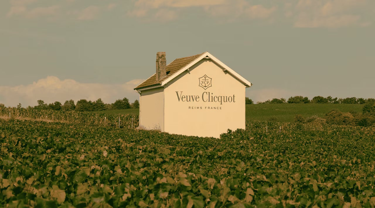 Et Veuve Clicquot redskabsskur på deres vinmark