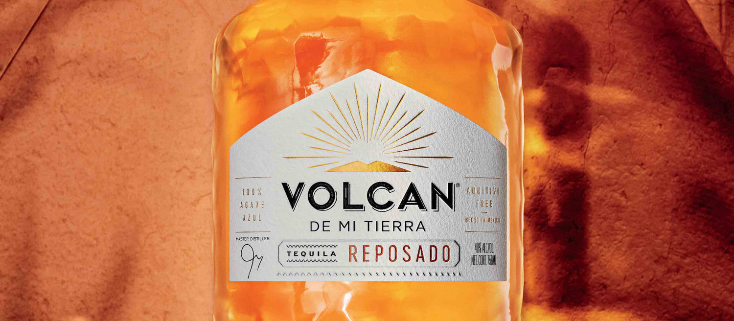 Volcan De Mi Tierra Reposado tequila flaske et closeup af etiketten