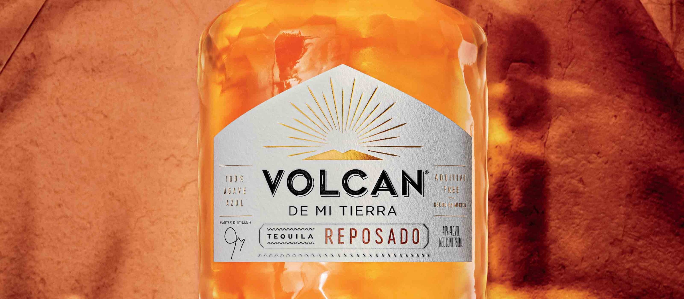 Volcan De Mi Tierra Reposado tequila flaske et closeup af etiketten