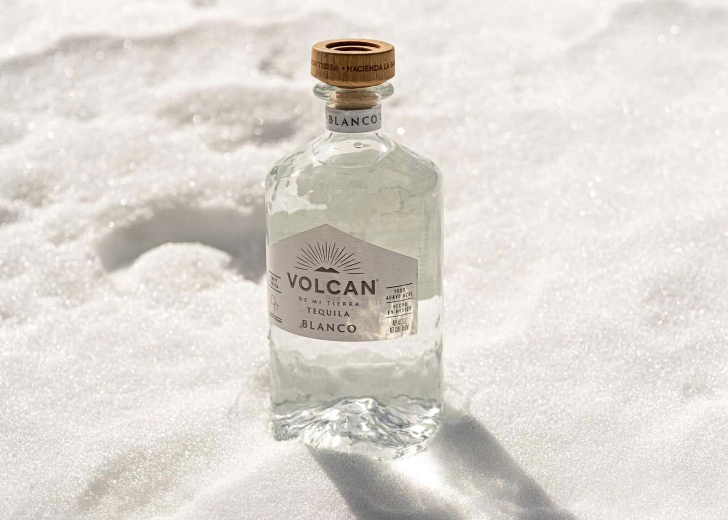 En flaske Volcan Blanco tequila i sneen