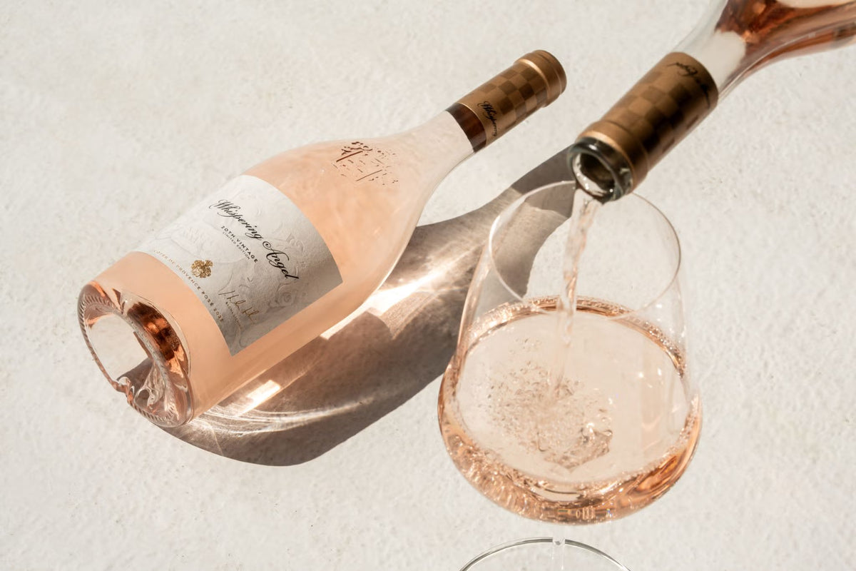 Whispering Angel Rosé fra Château d'Esclans serveret i glas