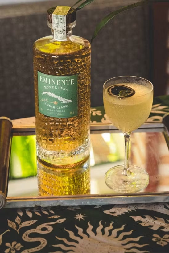 Eminente Ámbar Claro romflaske og cocktail på bakke