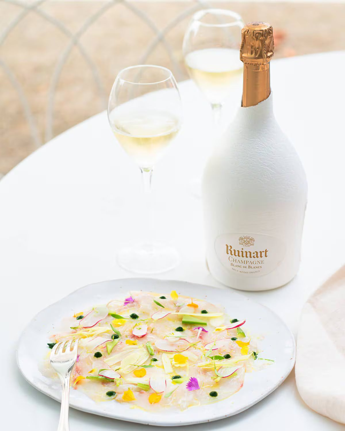 Ruinart Blanc de Blancs champagne med fiskecarpaccio og to glas vin