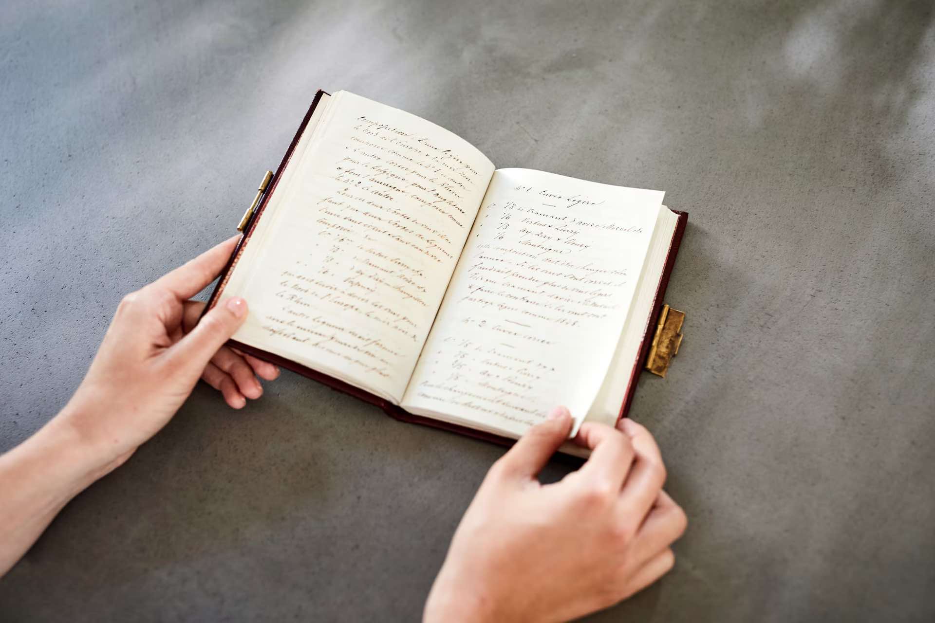 Åbnet historisk Krug notesbog med håndskrevne noter og opskrifter
