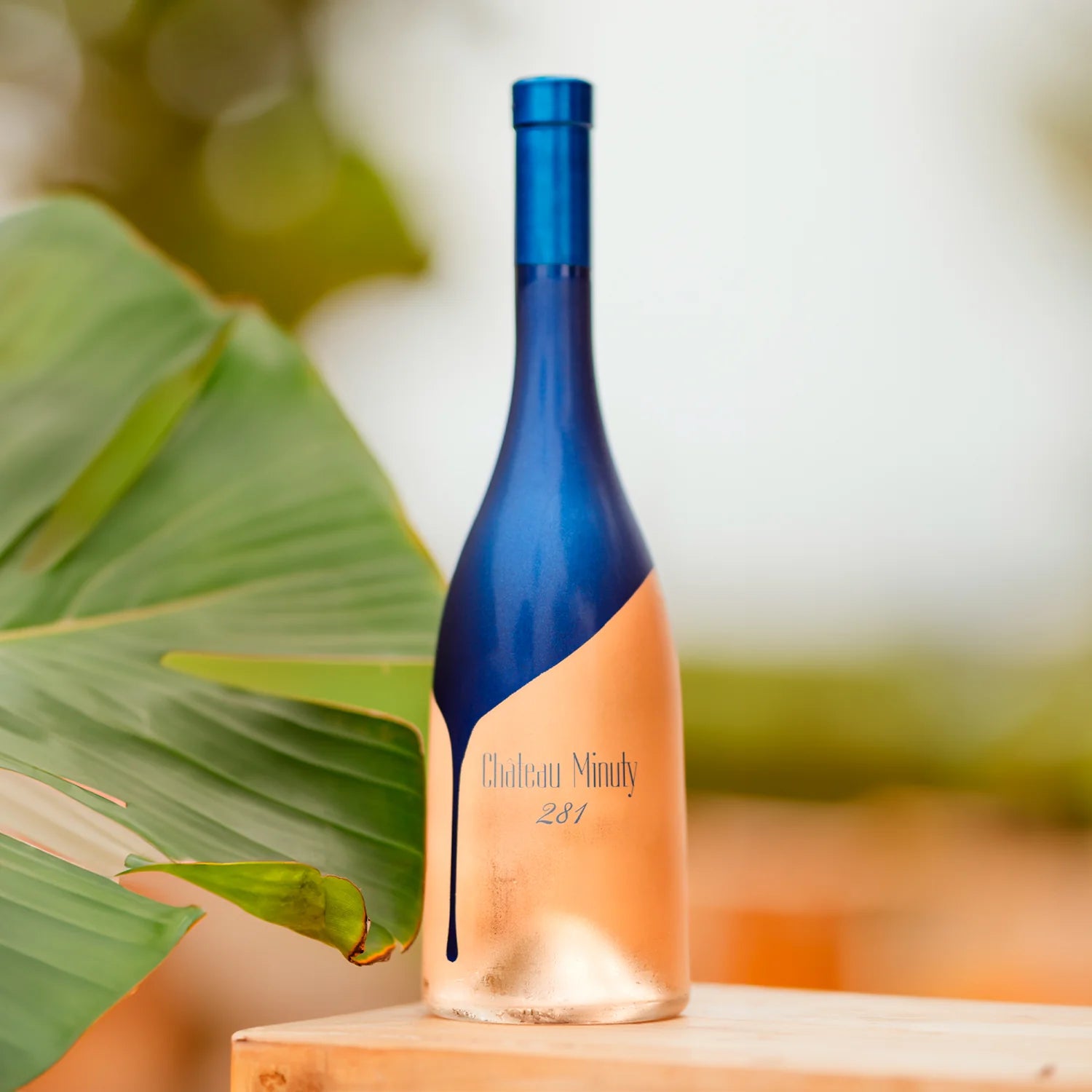 Château Minuty 281 rosévin flaske med blåt og rosaguld design