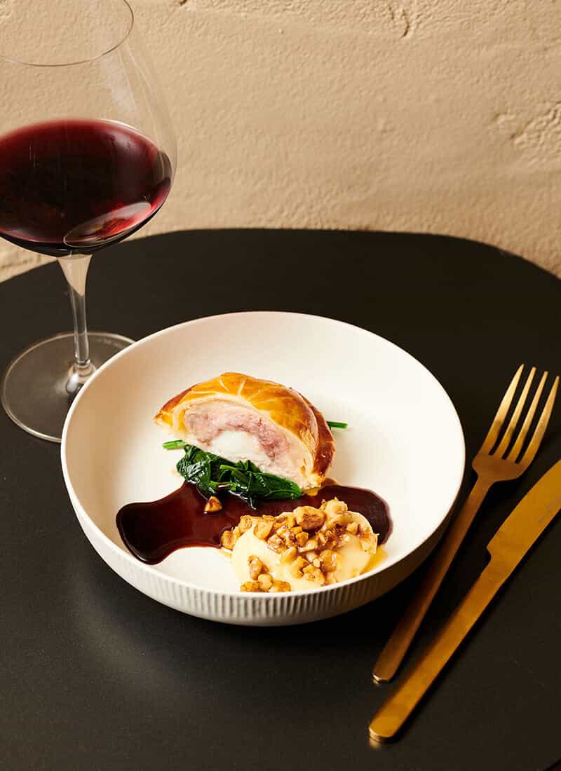 Vin serveret med welsh rarebit eller indbagt kød ret