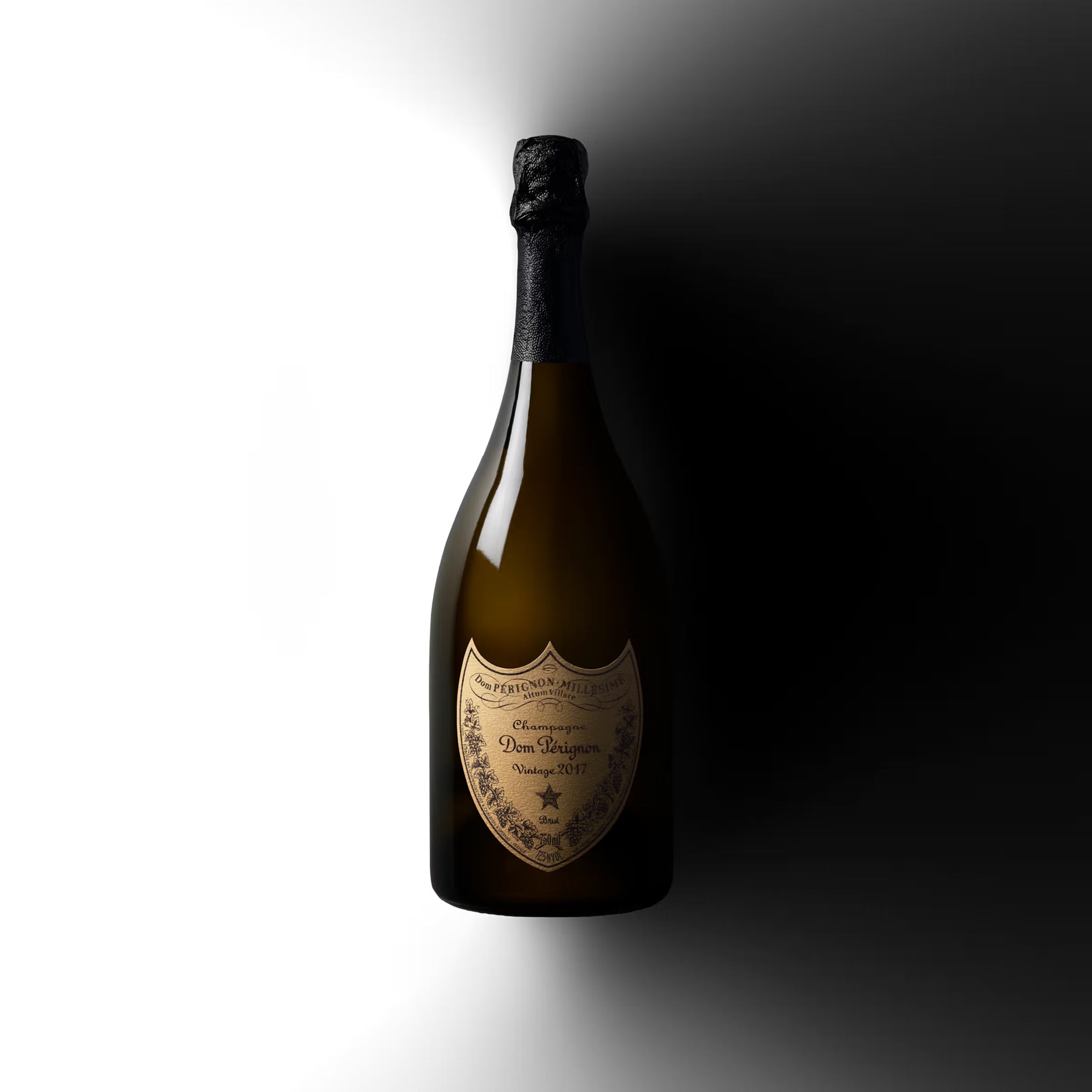 champagneflasken Dom perignon 2017 på en kontrastfyldt baggrund