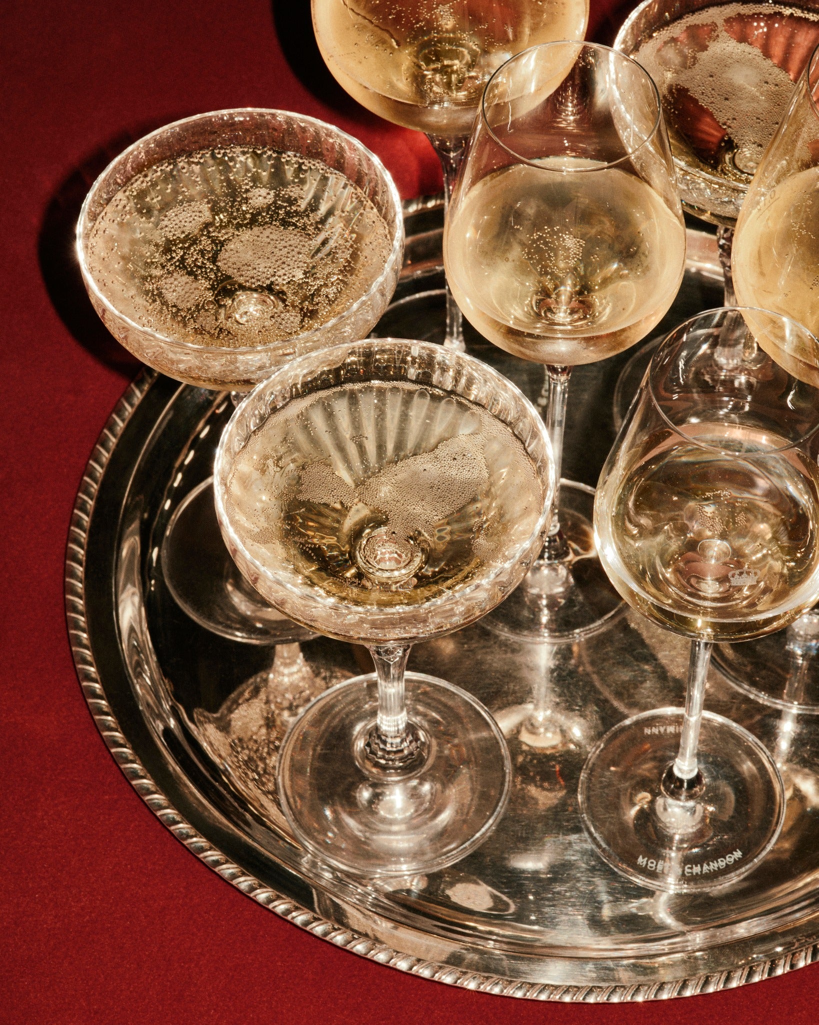 Verdens mest nydte champagne moet brut imperial er hældt op i to typer champagnelgas