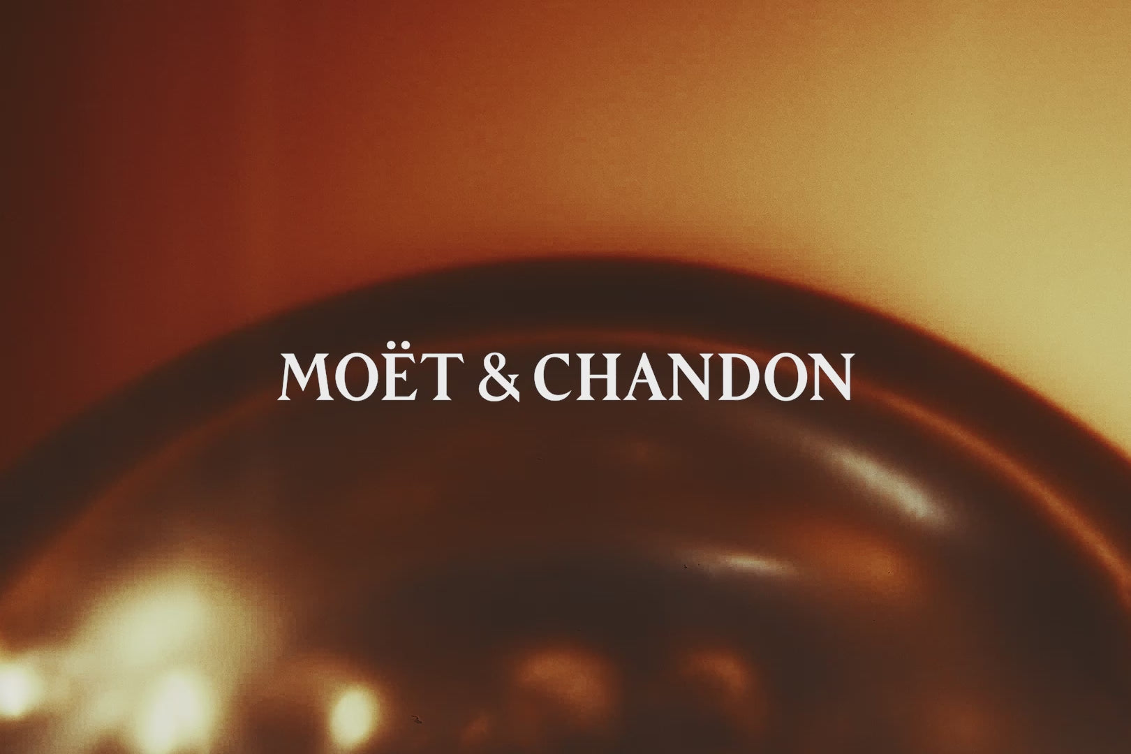 Indlæs video: video hos moet champagne hvor stillevine smages