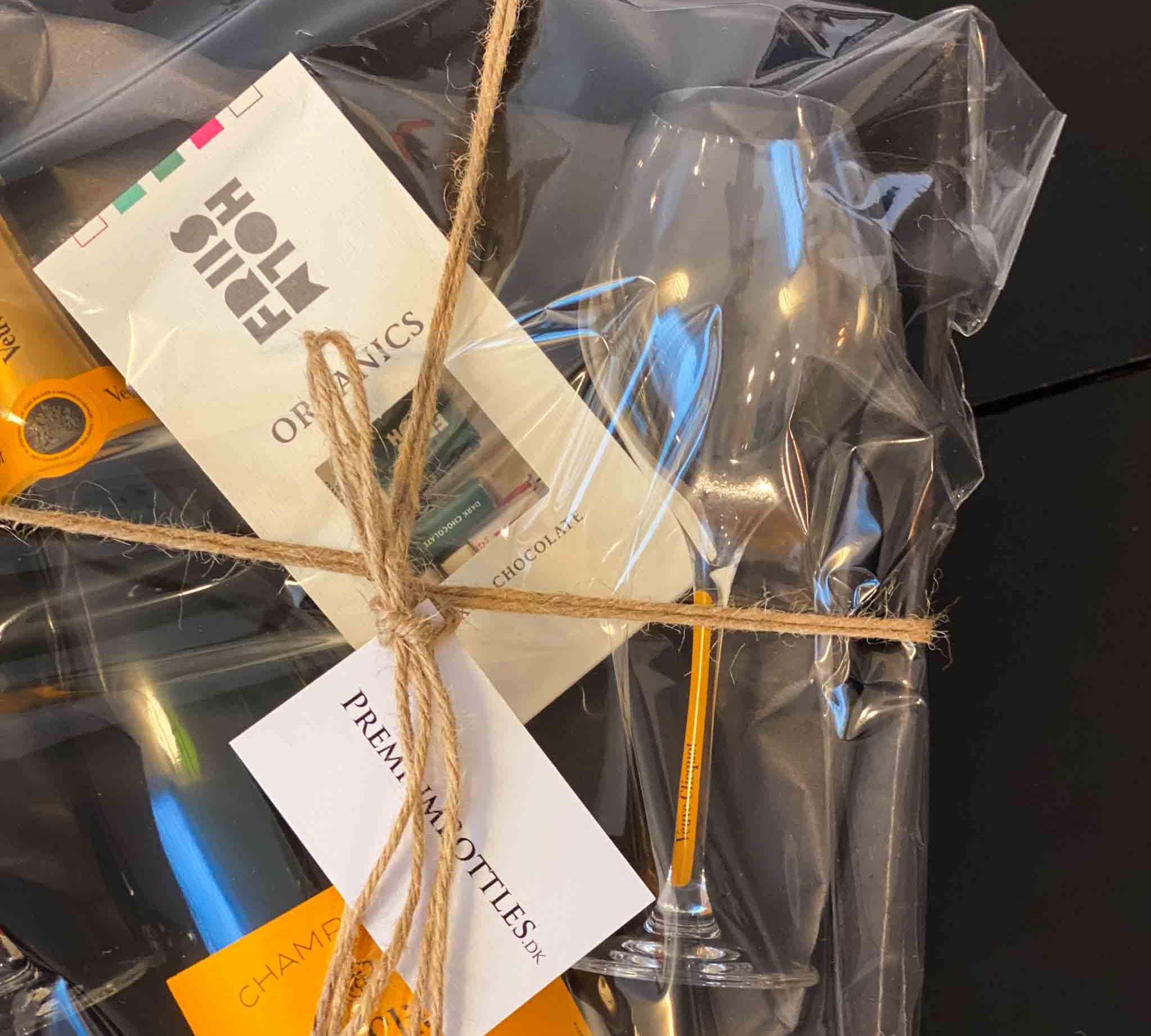 The Art Of Gifting Champagne Veuve Clicquot Yellow Label købmandskurv - PremiumBottles