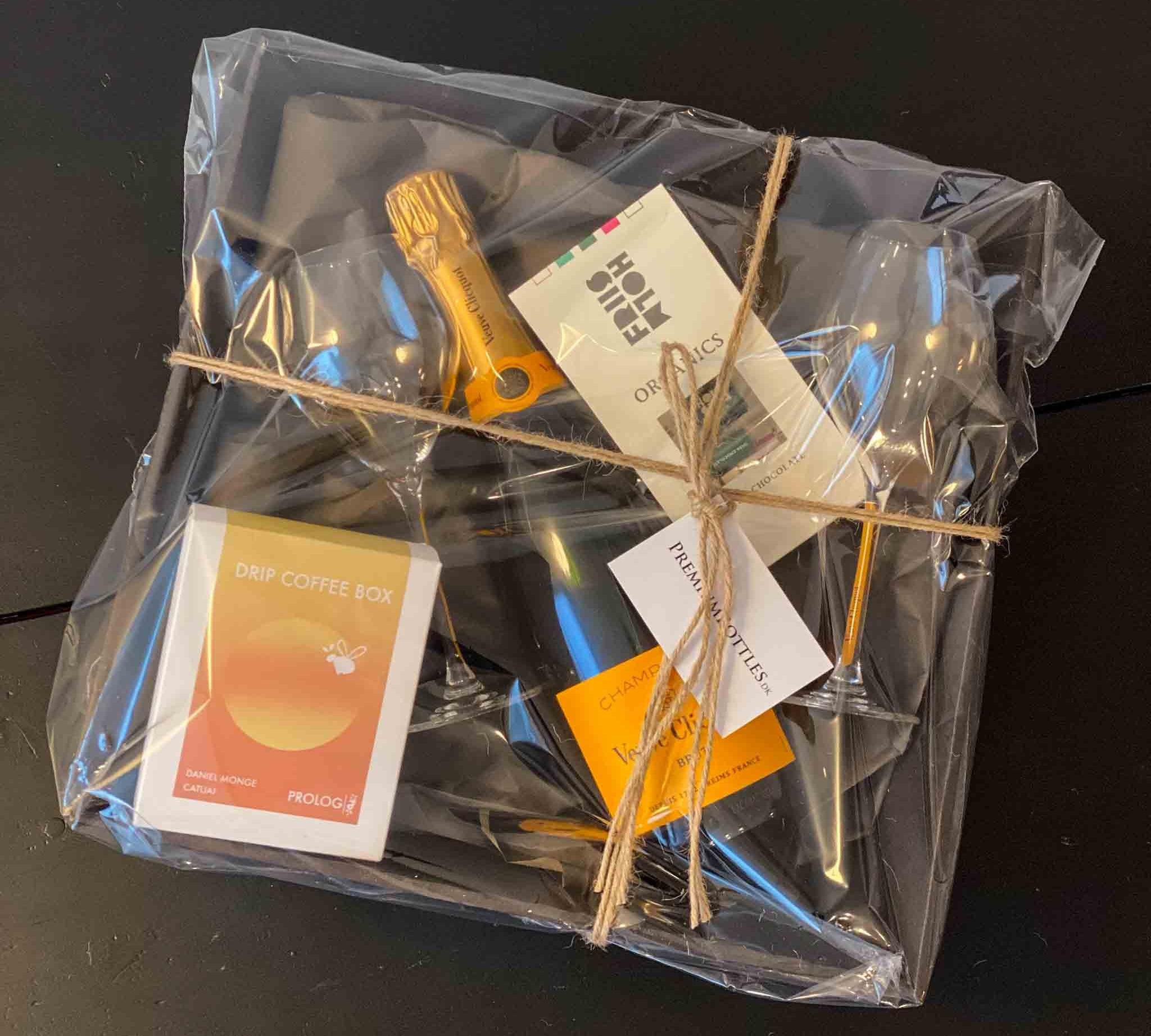 The Art Of Gifting Champagne Veuve Clicquot Yellow Label købmandskurv - PremiumBottles